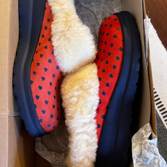 Ugg I heart dream slippers red with hearts brand new never worn - Picture 4 of 5
